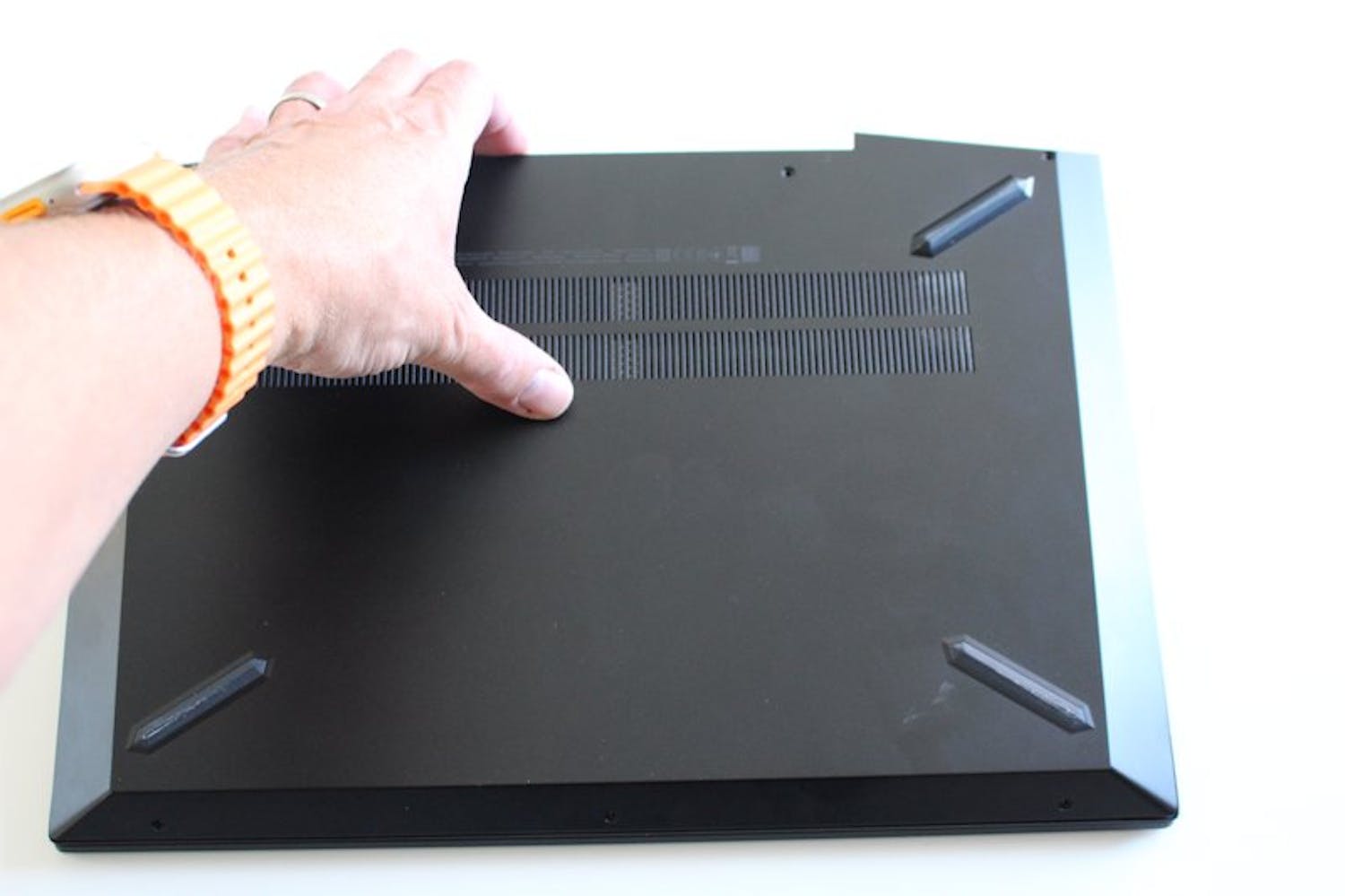 Sett sammen maskinen igjen: Sett bunnplaten eller dekselet tilbake på plass, og fest stjerneskruene der de hører hjemme. Vær obs på at de kan ha ulik lengde.